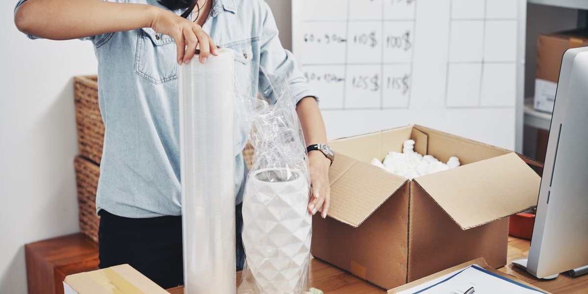 wp-bb54988aa8cc62a4-woman-packing-order-box