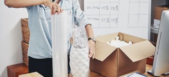 wp-bb54988aa8cc62a4-woman-packing-order-box