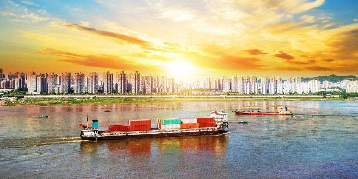 wp-d0b797ed72044c02-ship-with-containers-by-river