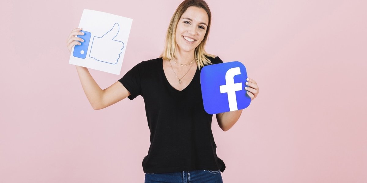 wp-d17cdaaa7bc27c8c-portrait-happy-woman-with-facebook-thumbs-up-icon