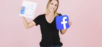 wp-d17cdaaa7bc27c8c-portrait-happy-woman-with-facebook-thumbs-up-icon