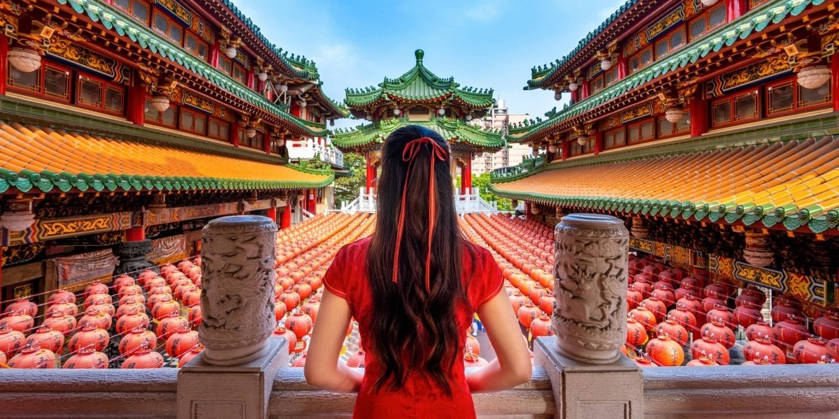 wp-de44d4dc350f7bf3-asian-woman-wearing-traditional-chinese-dress-sanfeng-temple-kaohsiung-taiwan