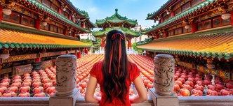 wp-de44d4dc350f7bf3-asian-woman-wearing-traditional-chinese-dress-sanfeng-temple-kaohsiung-taiwan