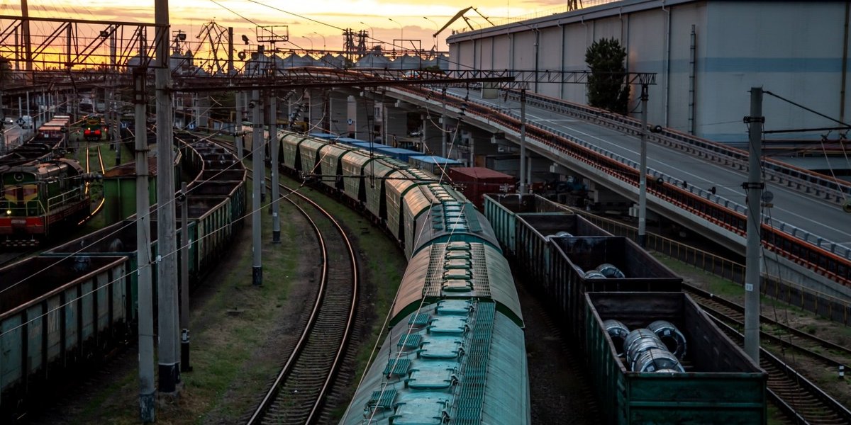 wp-e30188c85293ff12-view-from-railway-bridge-freight-trains-sunset