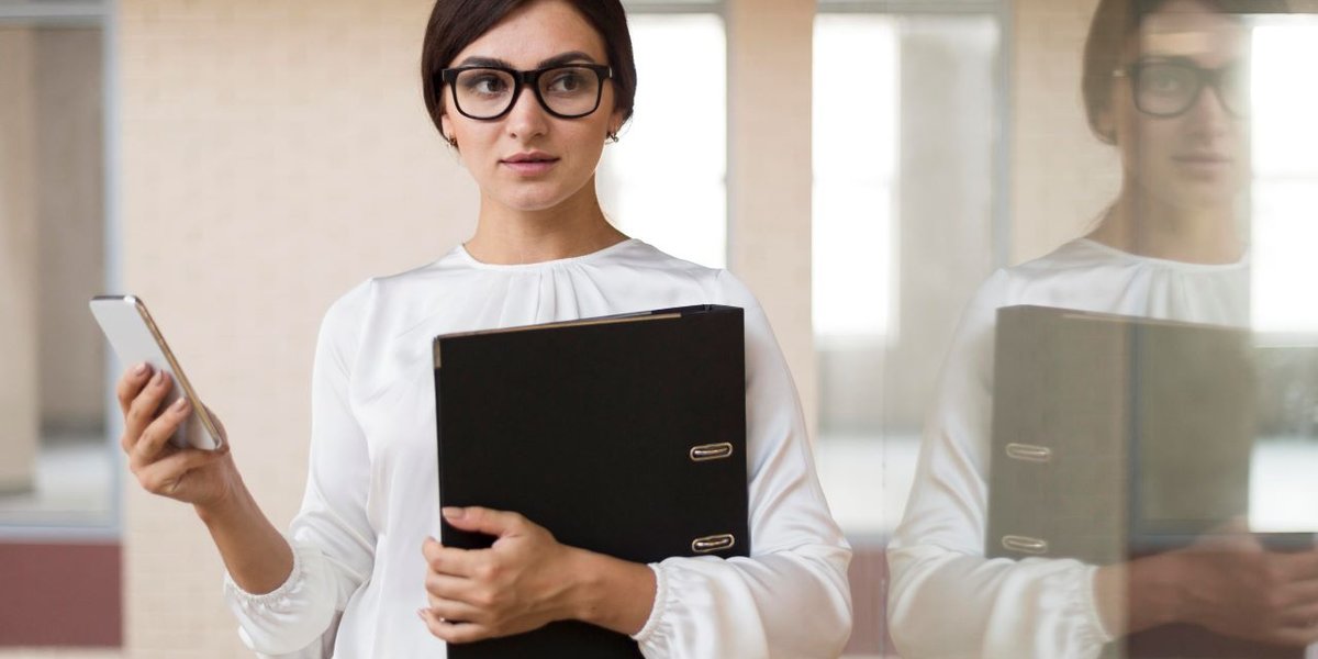 wp-ea01b80a15c7be84-front-view-businesswoman-holding-smartphone-binder