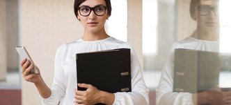 wp-ea01b80a15c7be84-front-view-businesswoman-holding-smartphone-binder