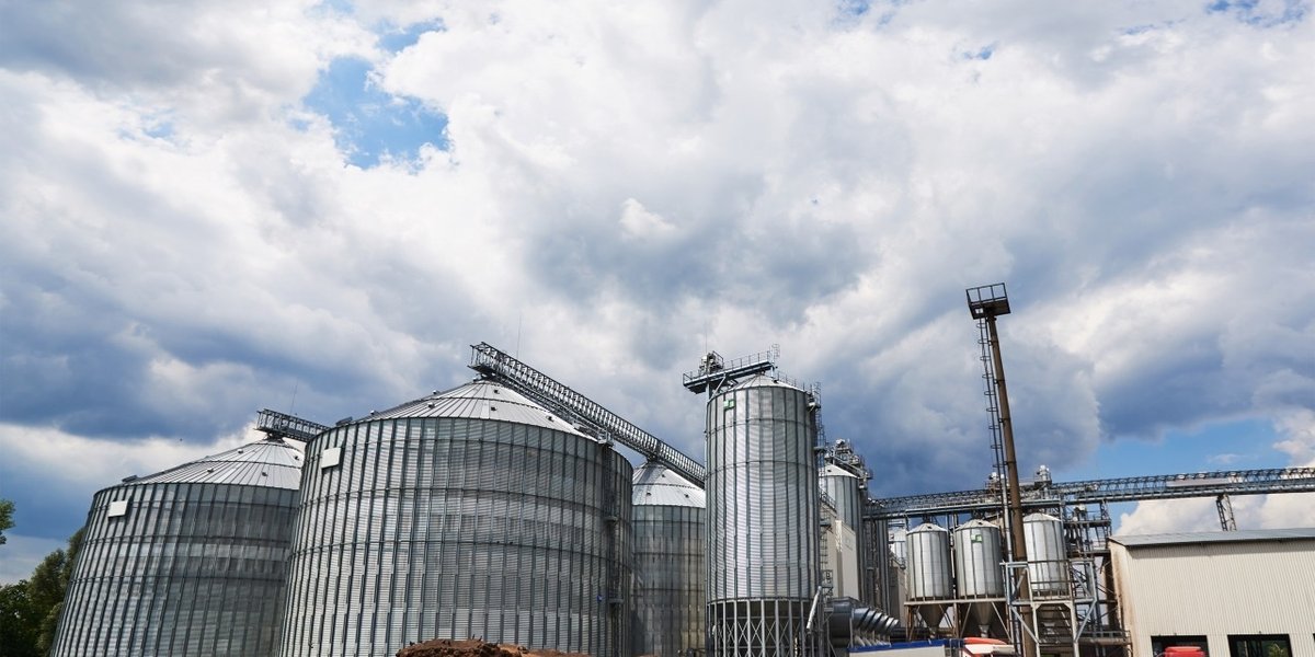 wp-f1c744bcd2bcb07a-agricultural-silos-building-exterior