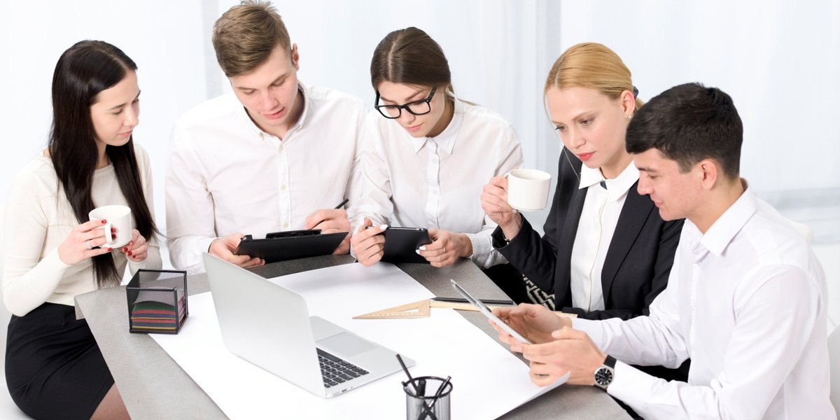 wp-f8f046d4c5ea6c61-creative-businesspeople-with-mobile-laptop-digital-tablet-working-together-offic