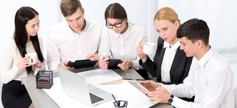 wp-f8f046d4c5ea6c61-creative-businesspeople-with-mobile-laptop-digital-tablet-working-together-offic